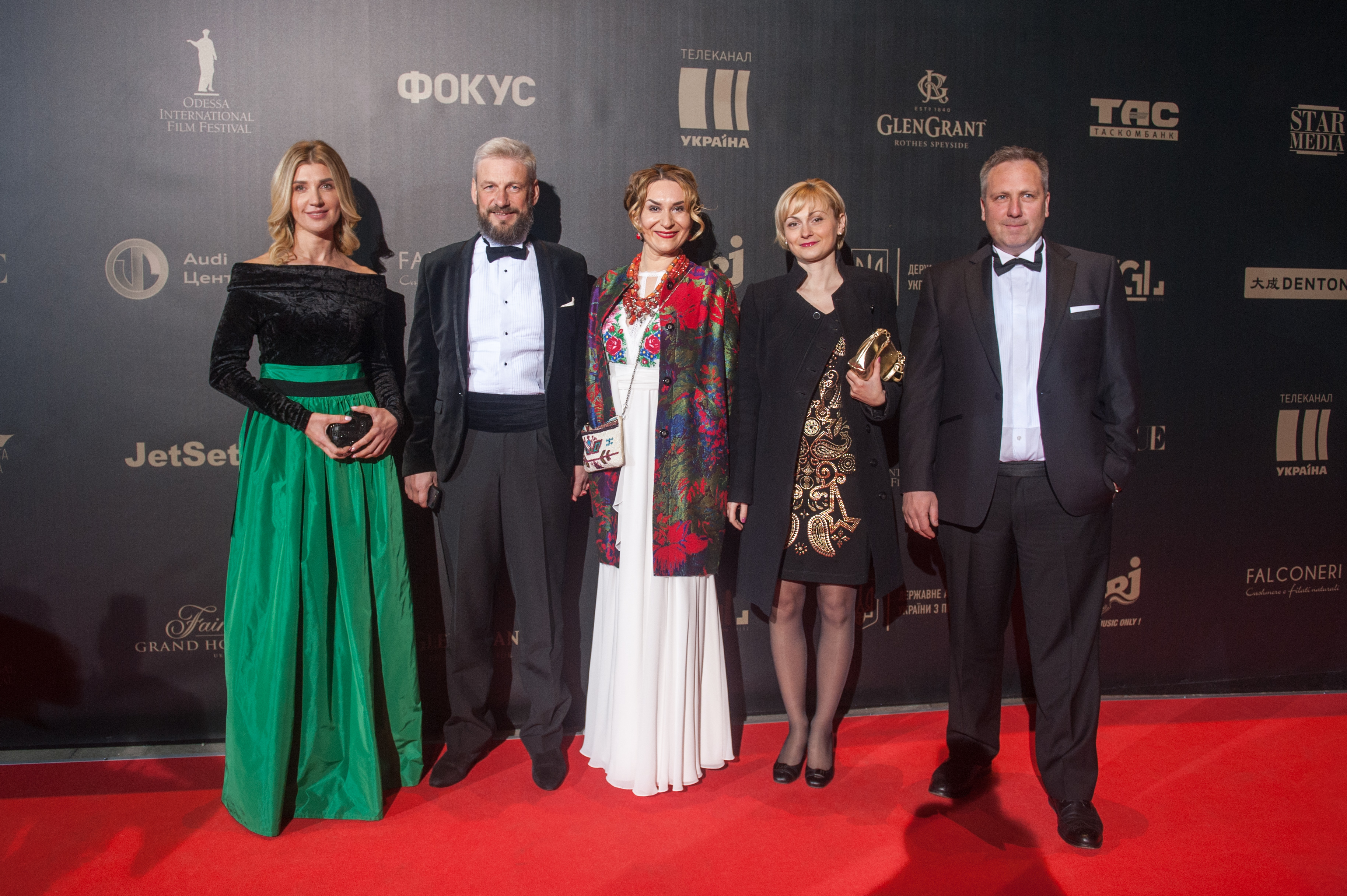 Червона доріжка Першої Національної кінопремії 